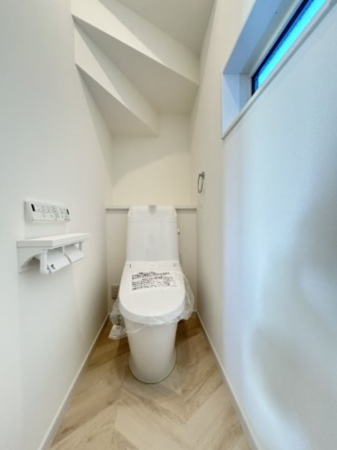 横須賀市長沢、新築一戸建てのトイレ画像です