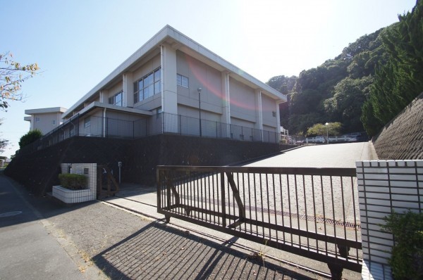 横須賀市長沢、中古一戸建ての中学校画像です