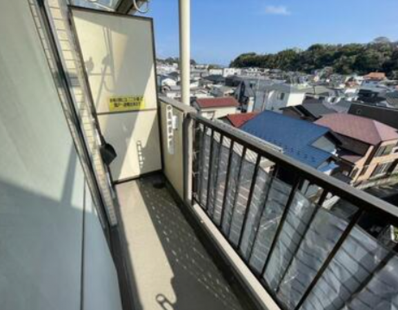 横須賀市公郷町、マンションのバルコニー画像です