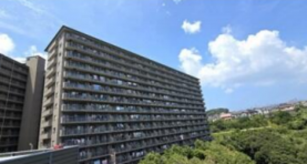 横須賀市吉井、マンションの外観画像です