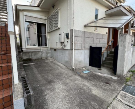 横須賀市大矢部、中古一戸建ての駐車場画像です