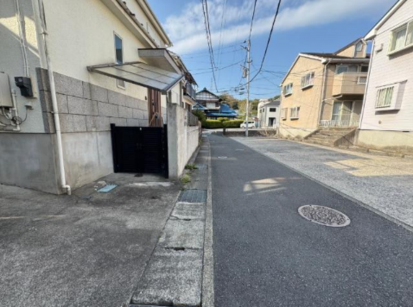 横須賀市大矢部、中古一戸建ての前面道路を含む現地写真画像です