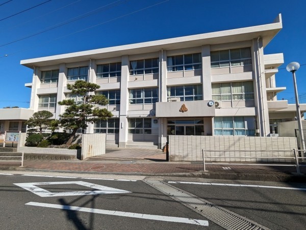 横須賀市池上、中古一戸建ての中学校画像です