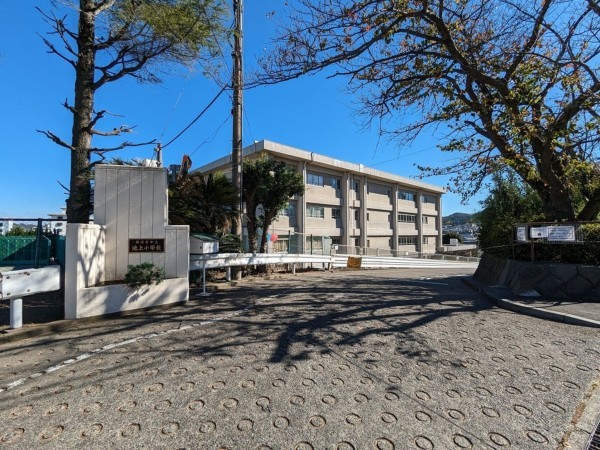 横須賀市池上、中古一戸建ての小学校画像です