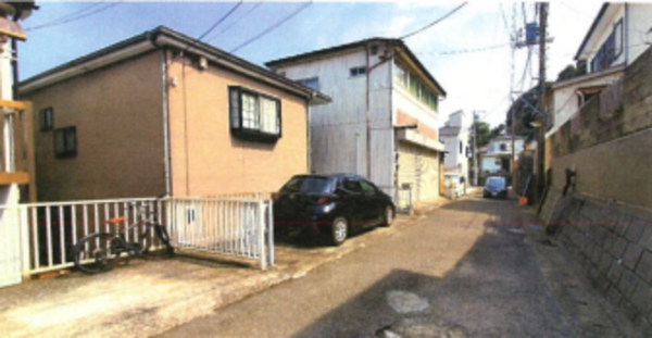 横須賀市池上、中古一戸建ての前面道路を含む現地写真画像です