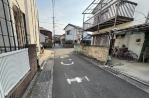 横須賀市平作、中古一戸建ての前面道路を含む現地写真画像です