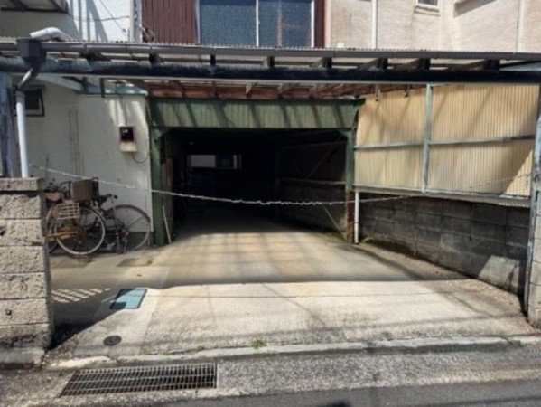 横須賀市平作、中古一戸建ての駐車場画像です