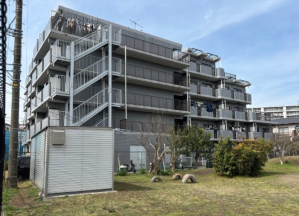 横須賀市公郷町、マンションの外観画像です