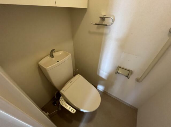 横須賀市長瀬、マンションのトイレ画像です