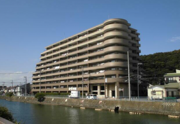 横須賀市長瀬、マンションの外観画像です