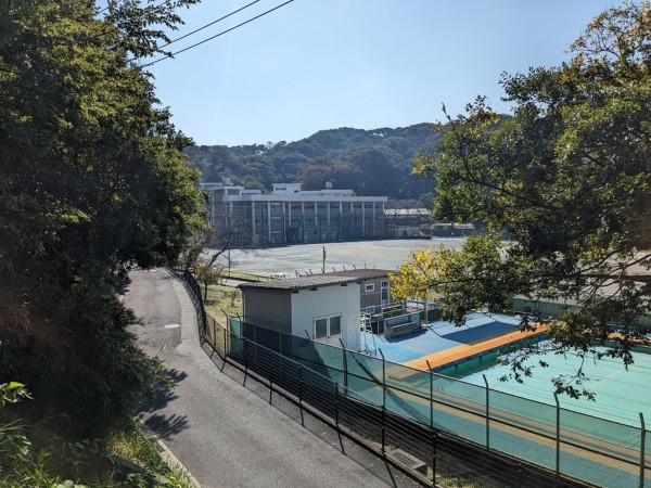 横須賀市馬堀町、土地の中学校画像です