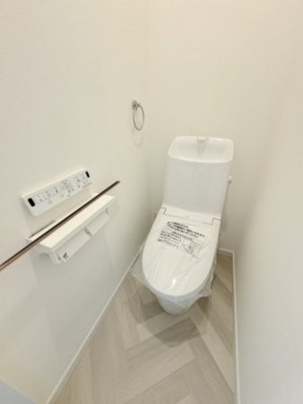 横須賀市鴨居、新築一戸建てのトイレ画像です