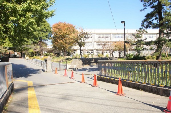 横須賀市鴨居、中古一戸建ての小学校画像です