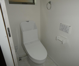 横須賀市長沢、中古一戸建てのトイレ画像です