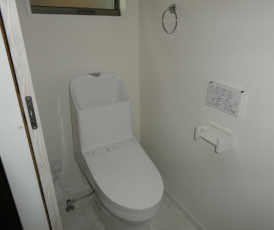 横須賀市長沢、中古一戸建てのトイレ画像です