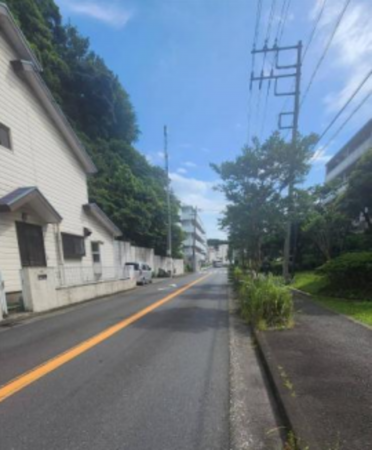 横須賀市馬堀海岸、中古一戸建ての前面道路を含む現地写真画像です