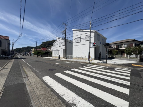 横須賀市鴨居、新築一戸建ての前面道路を含む現地写真画像です