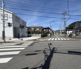 横須賀市鴨居、新築一戸建ての前面道路を含む現地写真画像です
