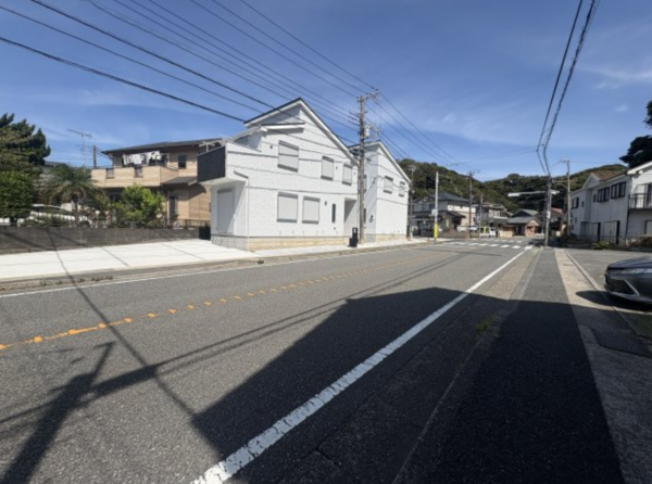横須賀市鴨居、新築一戸建ての前面道路を含む現地写真画像です