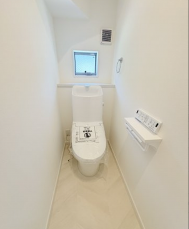 横須賀市鴨居、新築一戸建てのトイレ画像です