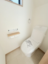 横須賀市馬堀町、新築一戸建てのトイレ画像です