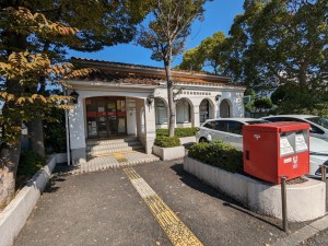 横須賀市桜が丘、マンションの郵便局画像です