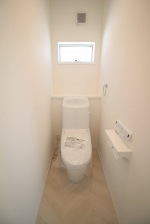 横須賀市舟倉、新築一戸建てのトイレ画像です