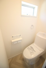 横須賀市舟倉、新築一戸建てのトイレ画像です
