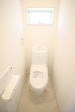 横須賀市舟倉、新築一戸建てのトイレ画像です
