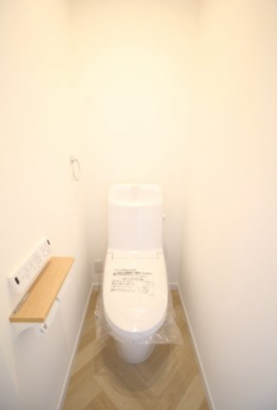 横須賀市舟倉、新築一戸建てのトイレ画像です