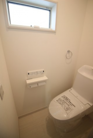 横須賀市舟倉、新築一戸建てのトイレ画像です