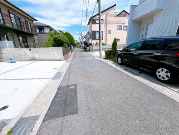 横須賀市浦上台、新築一戸建ての前面道路を含む現地写真画像です