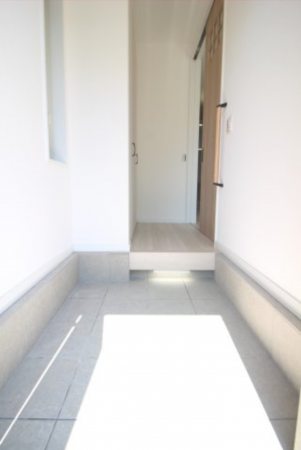 横須賀市浦上台、新築一戸建ての玄関画像です