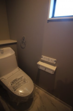 横須賀市大津町、新築一戸建てのトイレ画像です