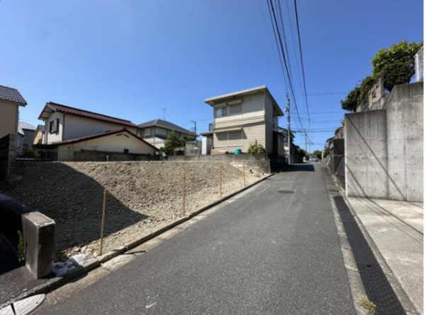 横須賀市岩戸、土地の前面道路を含む現地写真画像です