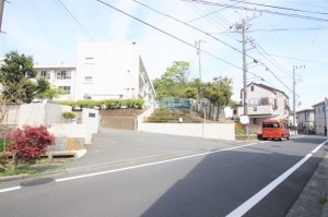 横須賀市根岸町、マンションの中学校画像です