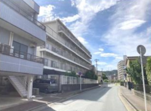 横須賀市久里浜、マンションの前面道路を含む現地写真画像です