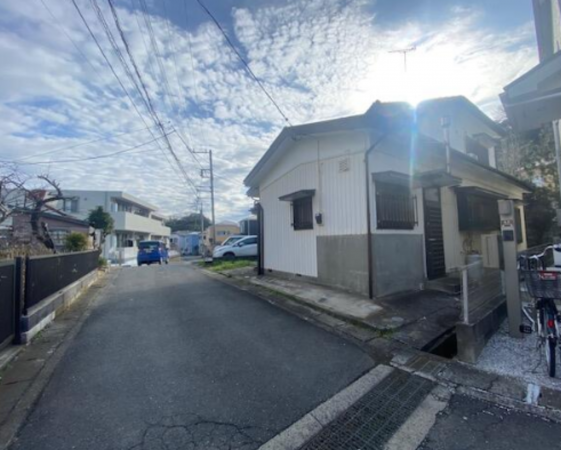 横須賀市久村、土地の前面道路を含む現地写真画像です