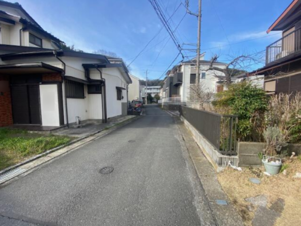 横須賀市久村、土地の前面道路を含む現地写真画像です