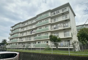 横須賀市グリーンハイツ、マンションの外観画像です