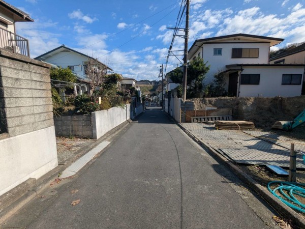 横須賀市岩戸、新築一戸建ての前面道路を含む現地写真画像です