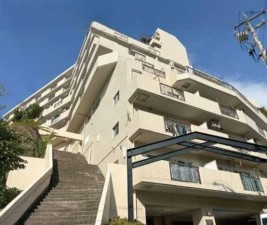 横須賀市公郷町、マンションの外観画像です