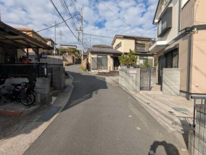 横須賀市平作、中古一戸建ての前面道路を含む現地写真画像です