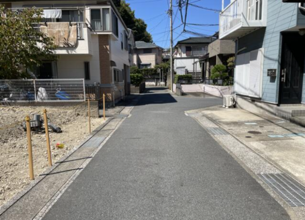 横須賀市二葉、土地の前面道路を含む現地写真画像です