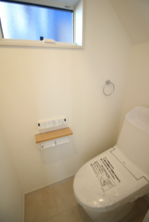 横須賀市舟倉、新築一戸建てのトイレ画像です