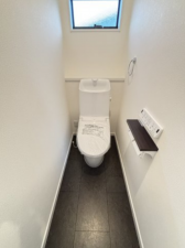 横須賀市舟倉、新築一戸建てのトイレ画像です