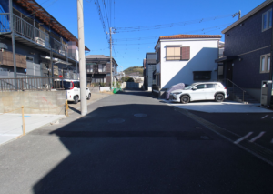横須賀市舟倉、新築一戸建ての前面道路を含む現地写真画像です