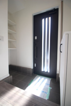 横須賀市舟倉、新築一戸建ての玄関画像です