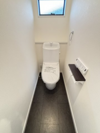横須賀市舟倉、新築一戸建てのトイレ画像です