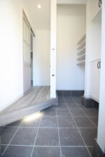 横須賀市舟倉、新築一戸建ての玄関画像です